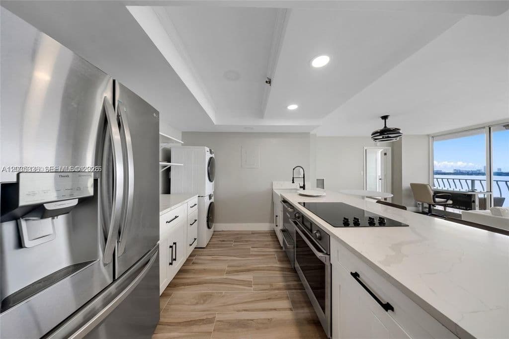 2-bedroom Condo — 7601 E Treasure Dr APT 1722