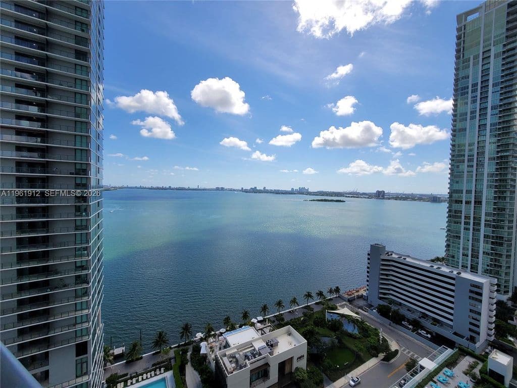 2+1 Condo — 650 NE 32nd St Unit 2205