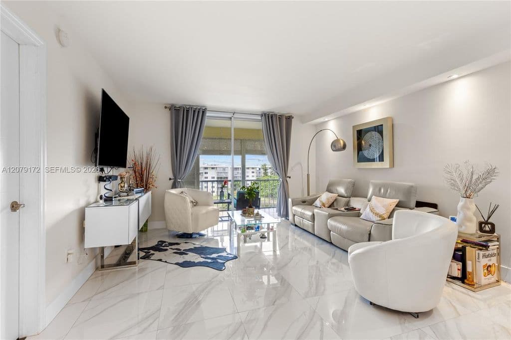 1+1 Condo — 2855 Leonard Dr APT H605