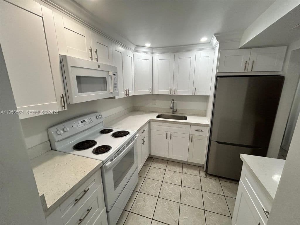 2+1 Condo — 815 SW 30th St APT J