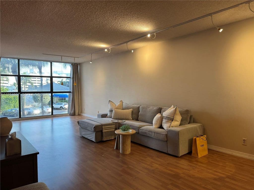 2+1 Condo — 600 Parkview Dr APT 222
