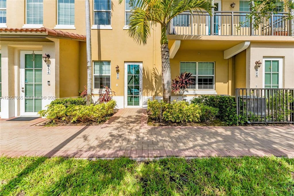 3-bedroom Condo — 950 SW 147th Ave #2611