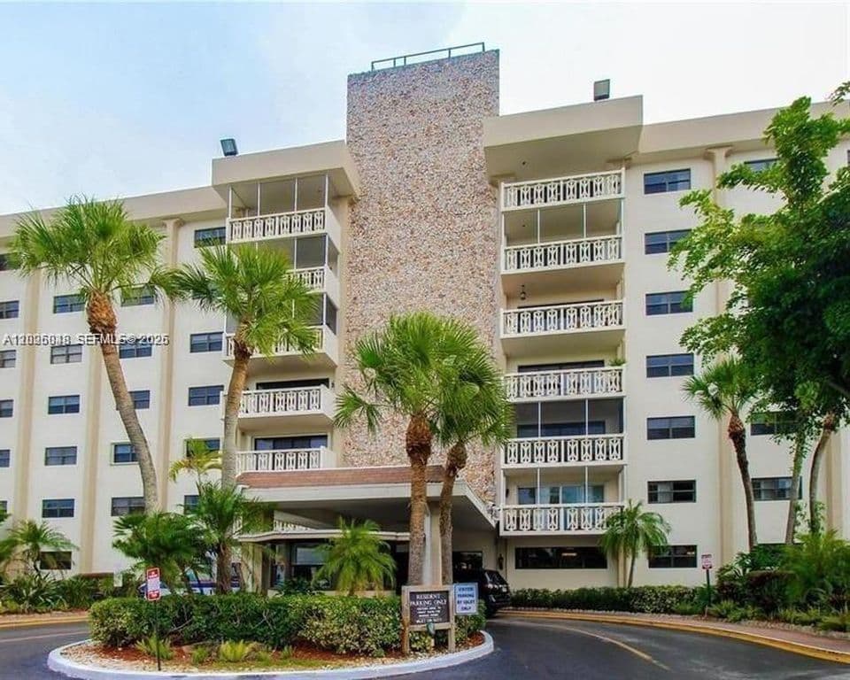 3+1 Condo — 800 NE 195th St APT 720