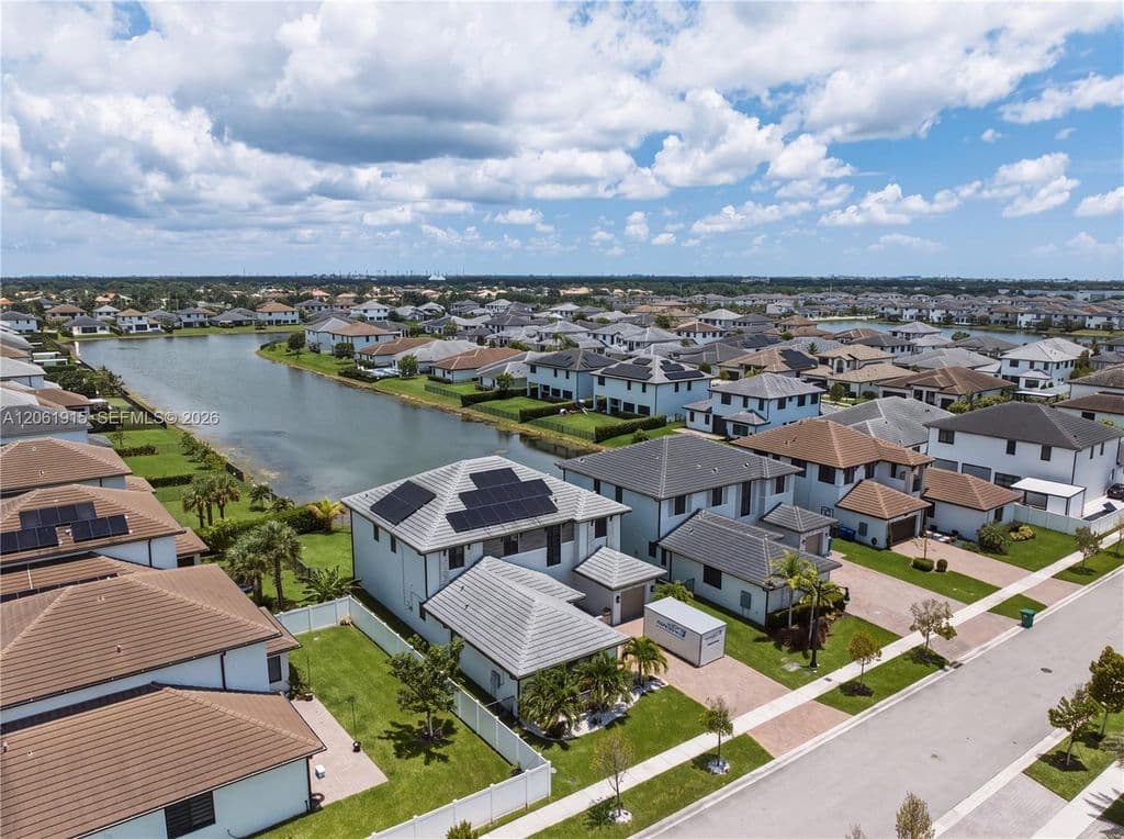 4+1 Müstakil ev — 17765 SW 45th St