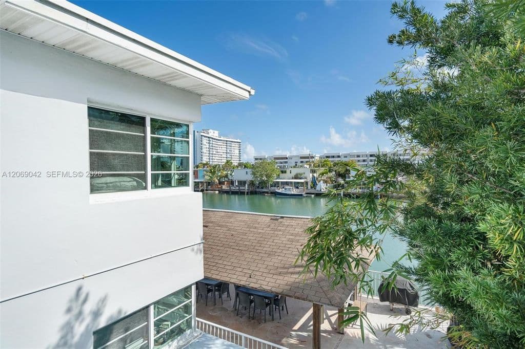 2+1 Condo — 7207 Bay Dr APT 11