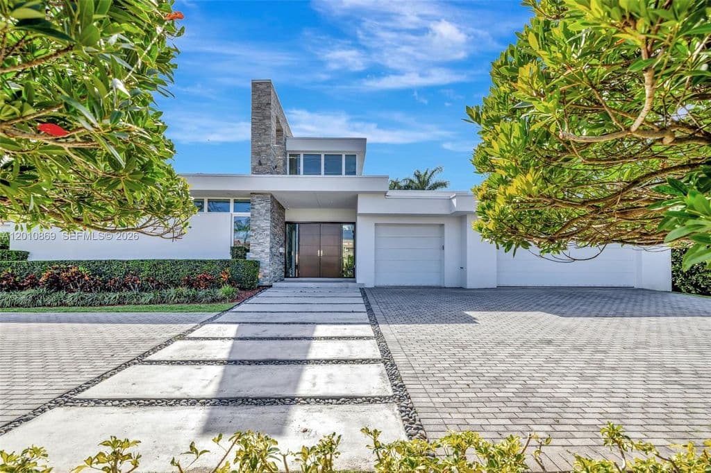 5-bedroom Single-Family Home — 907 Diplomat Pkwy