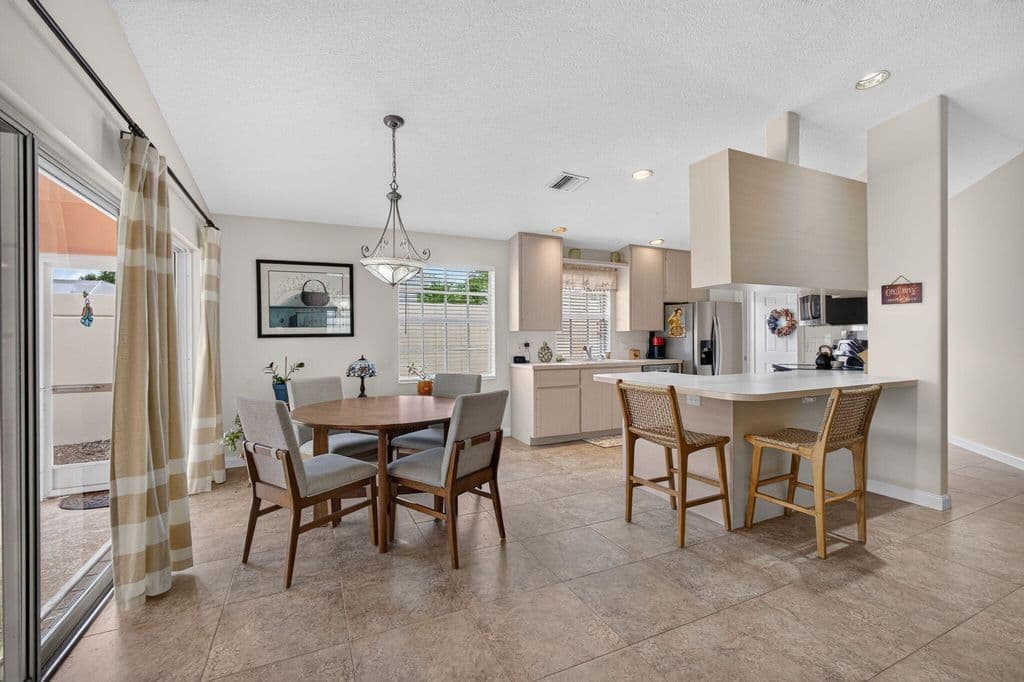 2+1 Mülk — 4238 ROYAL OAK Drive