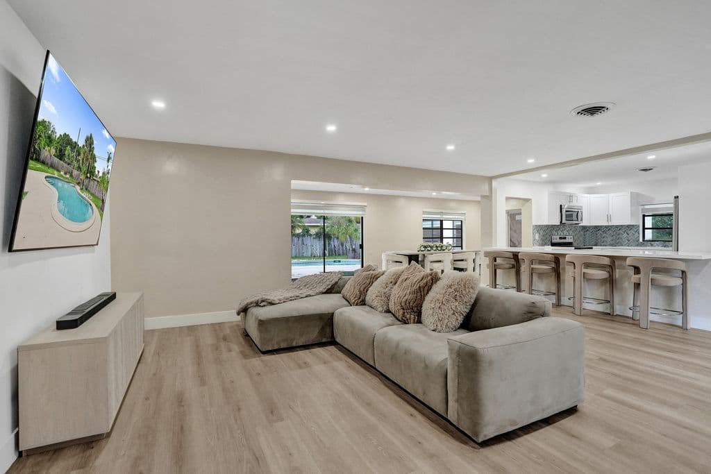 4+1 Müstakil ev — 885 Azalea Court
