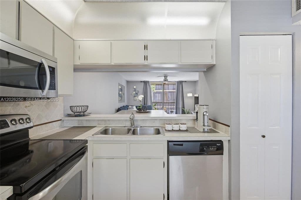 2+1 Condo — 10451 W Broward Blvd APT 209