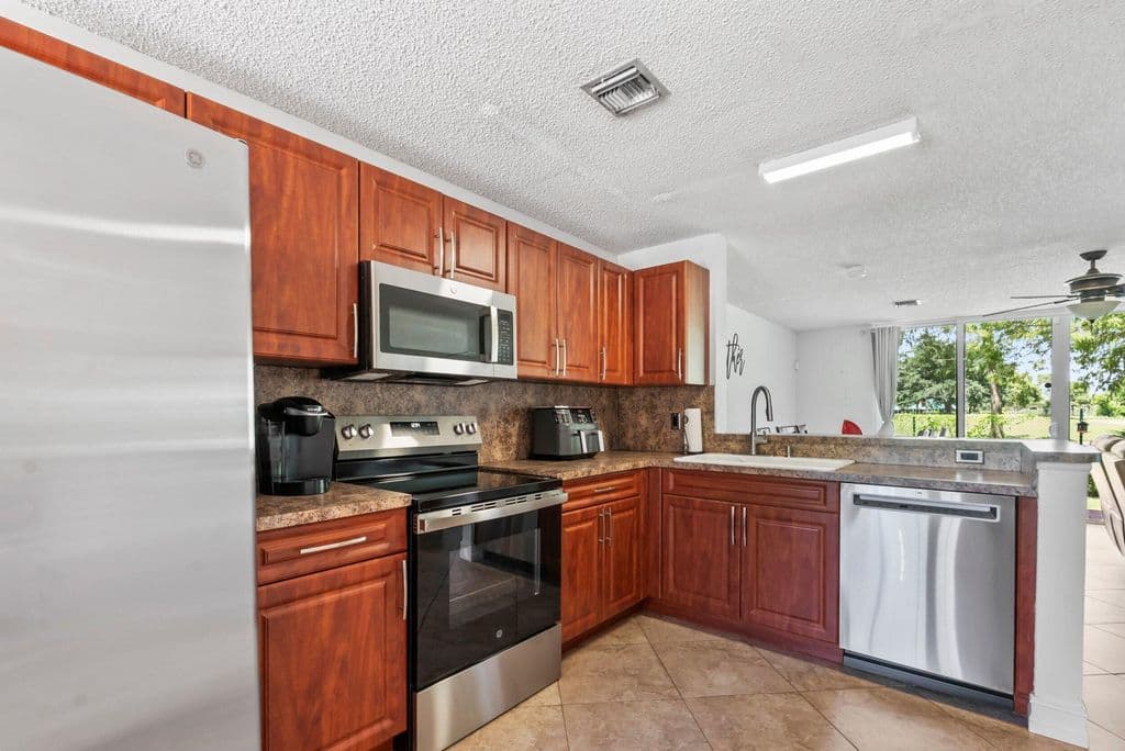 3-bedroom Property — 7127 WOODMONT Way #7127