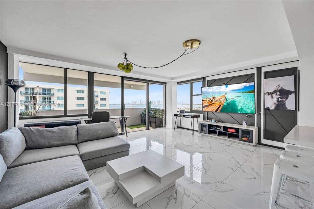 2+1 Condo — 7545 E Treasure Dr APT 9A