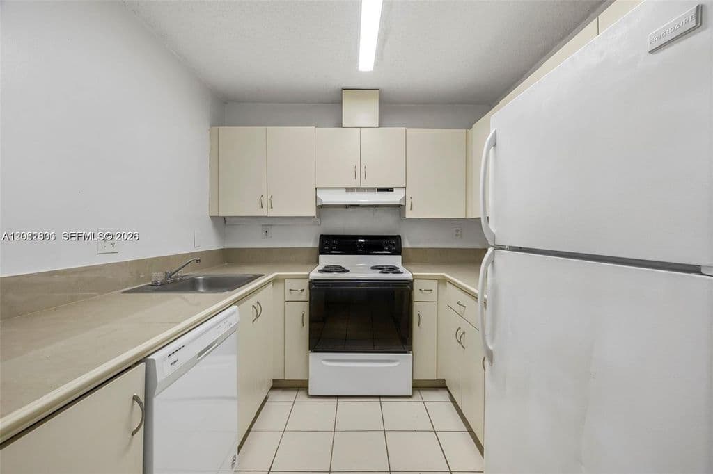 3-bedroom Property — 8421 SW 209th St #8421