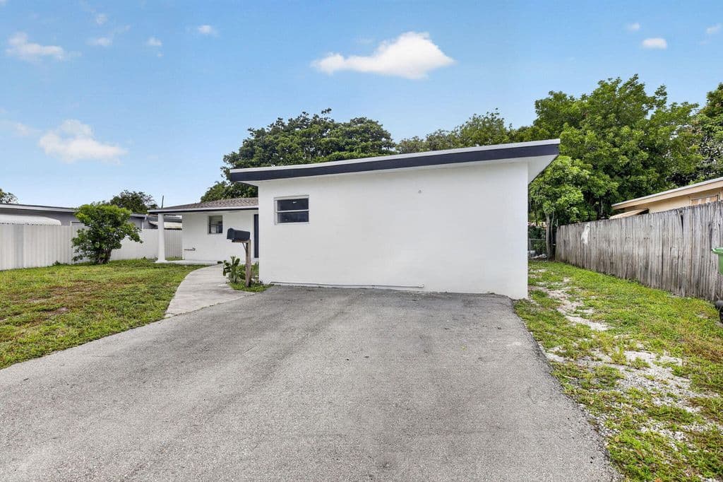 5-bedroom Single-Family Home — 1111 SW 31ST Avenue