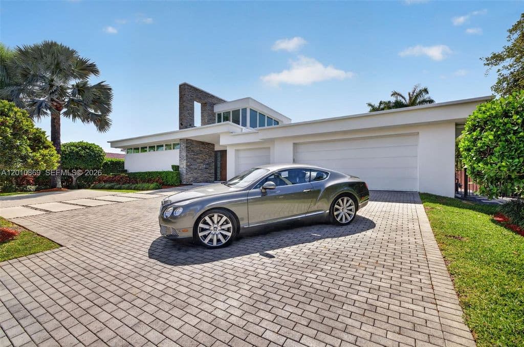 5-bedroom Single-Family Home — 907 Diplomat Pkwy