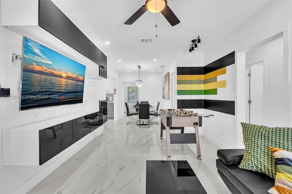 4+1 Müstakil ev — 797 NW 35th St