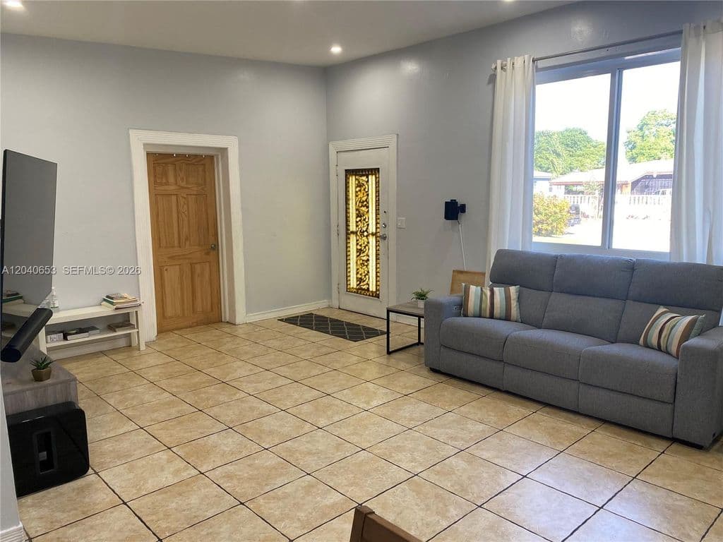 4+1 Müstakil ev — 540 NW 111th St