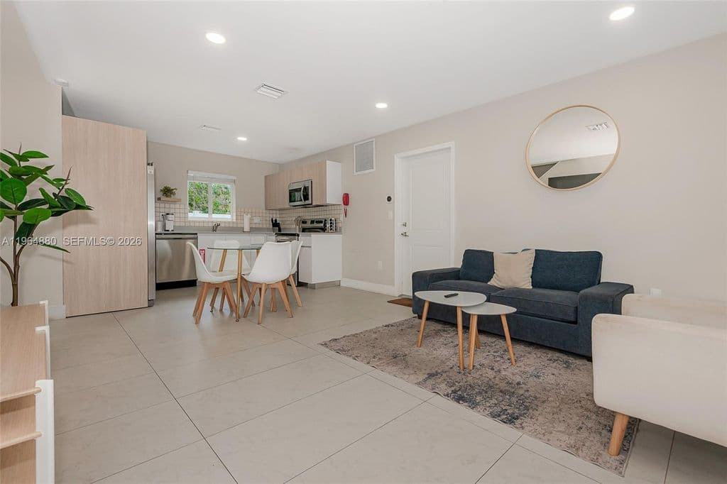 3+1 Müstakil ev — 507 NW 8th Ave #1