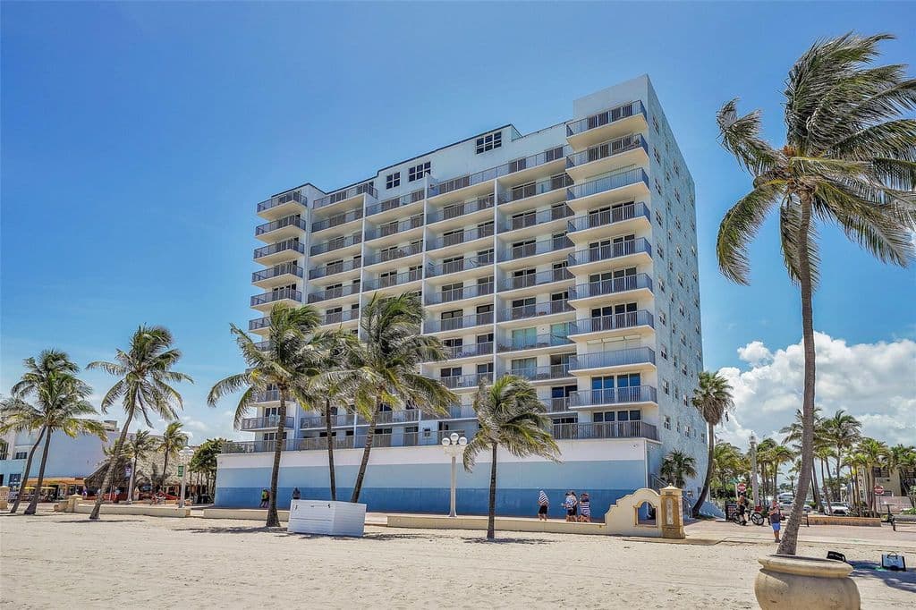 1+1 Condo — 400 N Surf Road #703