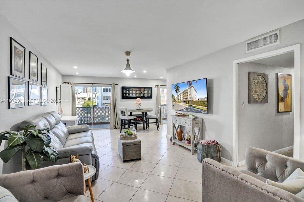 2+1 Condo — 3665 NE 167th St APT 208