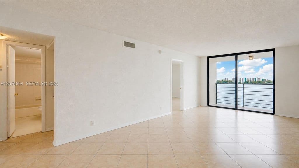 2-bedroom Condo — 114 Lake Emerald Dr APT 409