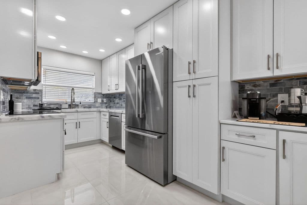 2+1 Condo — 700 NE Harbour Terrace #1250