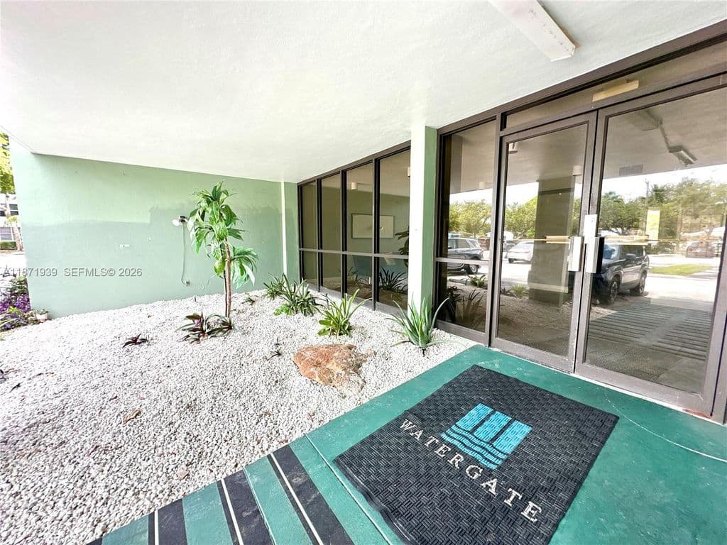 1+1 Condo — 2771 Taft St APT 302