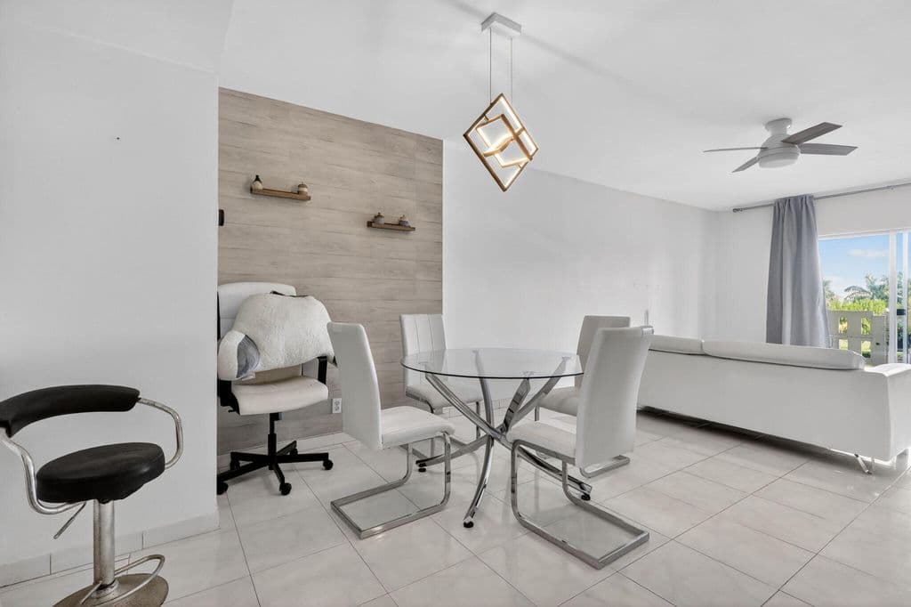 2+1 Condo — 4330 Hillcrest Drive #302