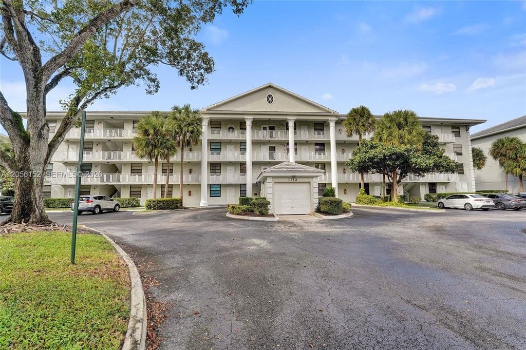 2-bedroom Condo — 1713 Whitehall Dr APT 304