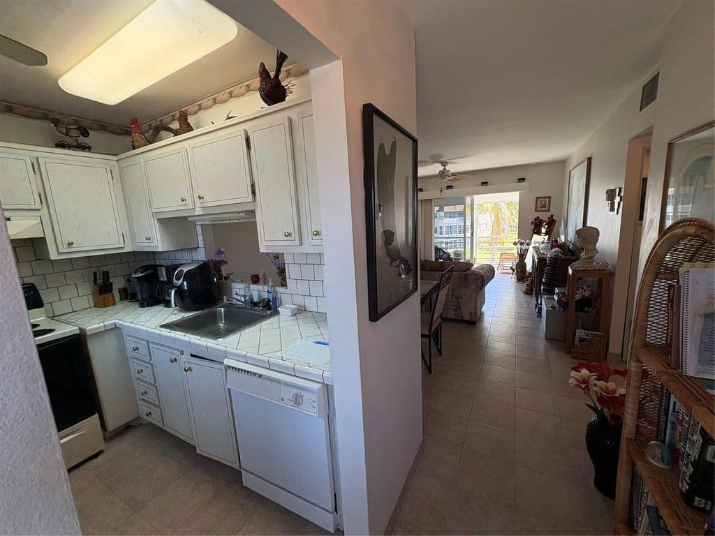2-bedroom Condo — 3506 NW 49th Avenue #604