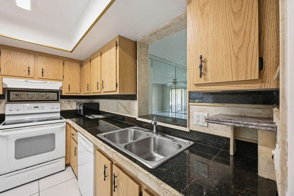 2-bedroom Condo — 6525 S Oriole Boulevard