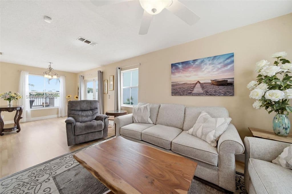 3-bedroom Single-Family Home — 6633 Bayfront Dr
