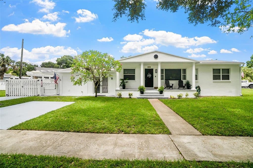 3-bedroom Single-Family Home — 899 E Country Club Cir