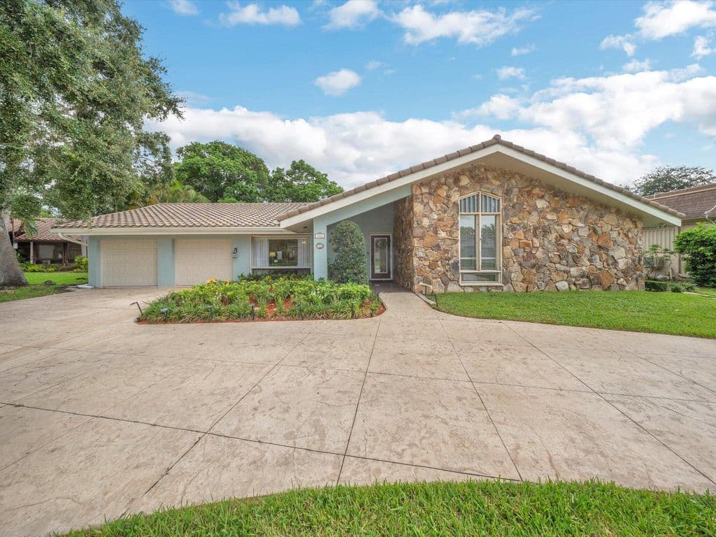 4-bedroom Single-Family Home — 9651 CONCH SHELL Manor