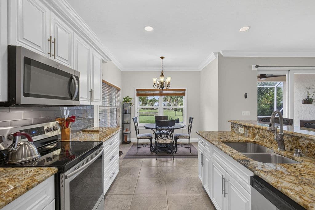 4-bedroom Single-Family Home — 11483 Beacon Pointe Lane