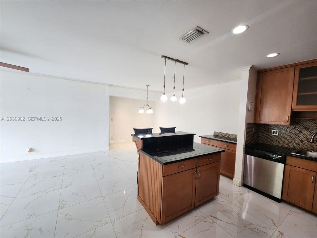 2+1 Condo — 160 Cypress Club Dr APT 608