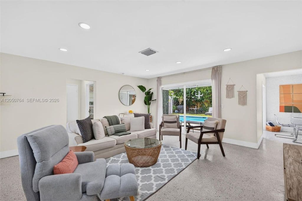 2+1 Müstakil ev — 1750 NE 56th St