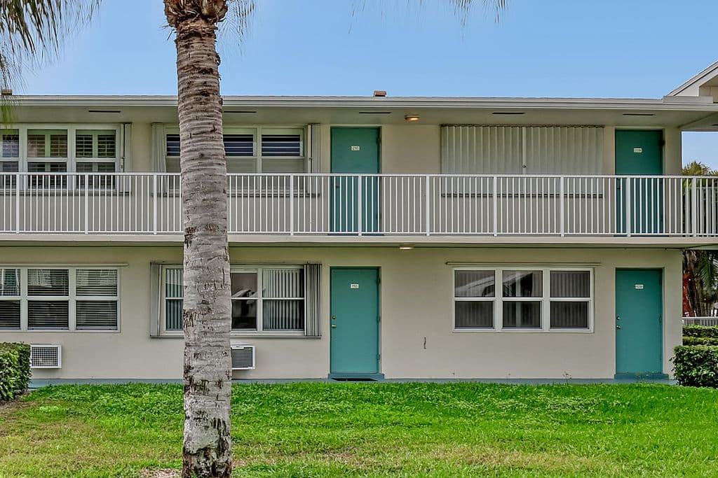 1+1 Condo — 680 Horizon W #110