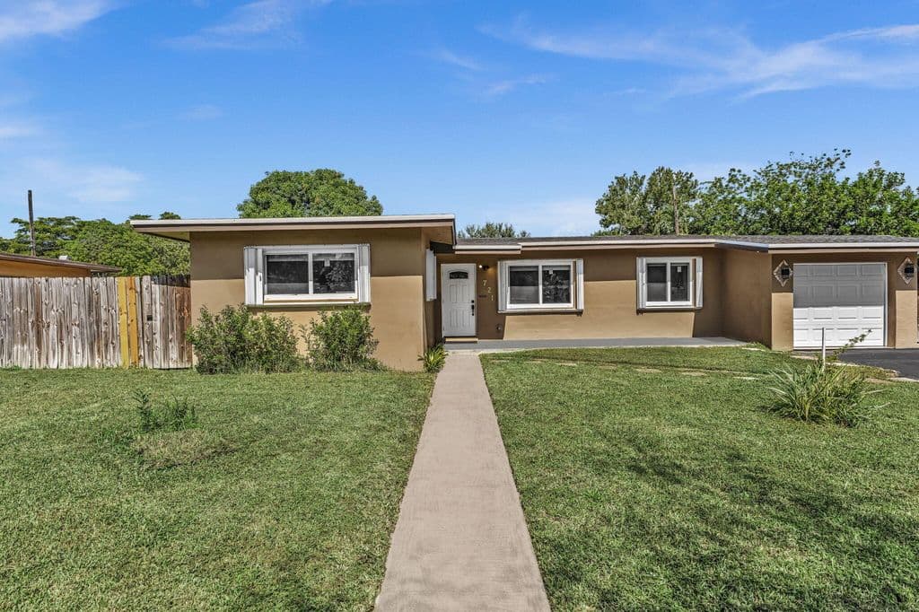3+1 Müstakil ev — 721 FAIRWAY Drive