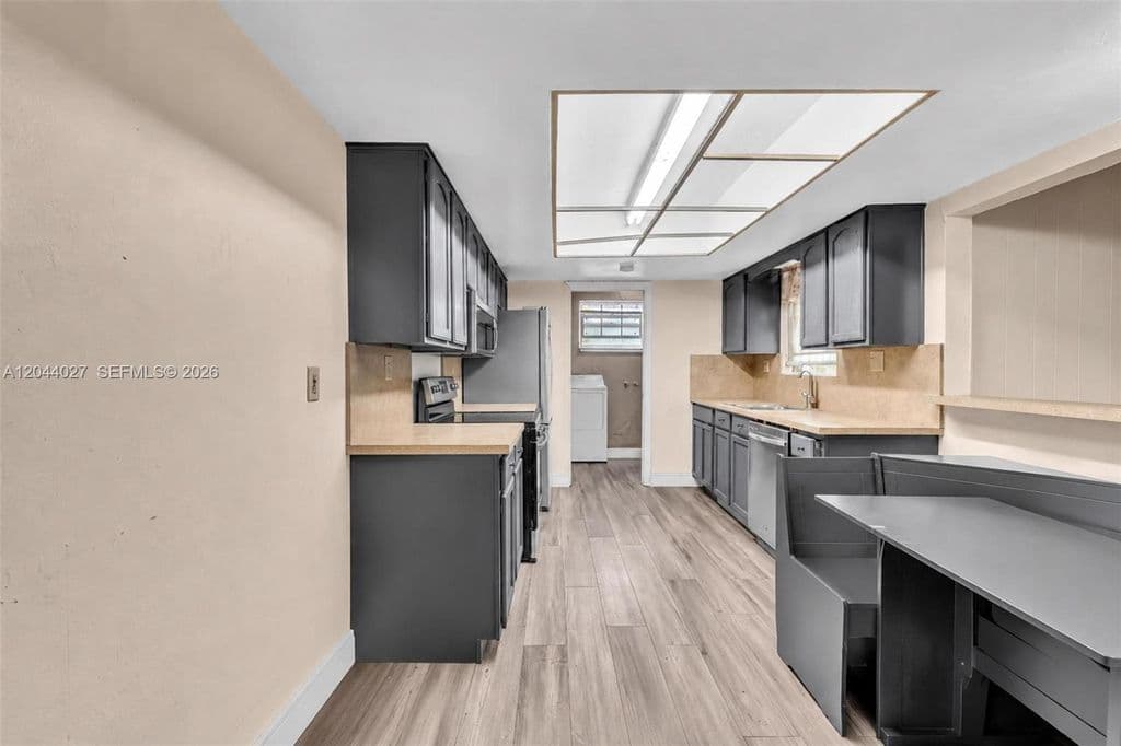 3+1 Müstakil ev — 1808 NW 3rd Ct