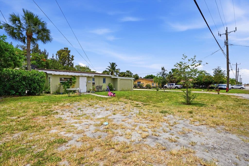 6+1 Mülk — 700 SW 8th Street