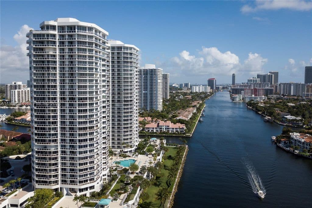 3+1 Condo — 3802 NE 207th St APT 1001