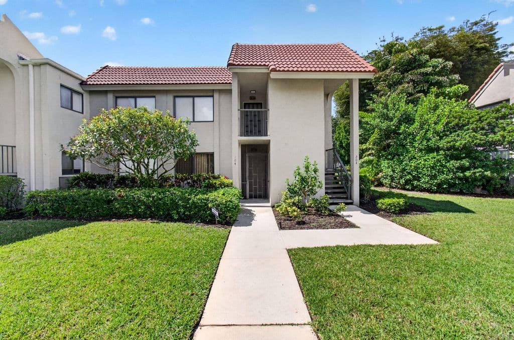 3-bedroom Condo — 5561 Fairway Park Drive #104