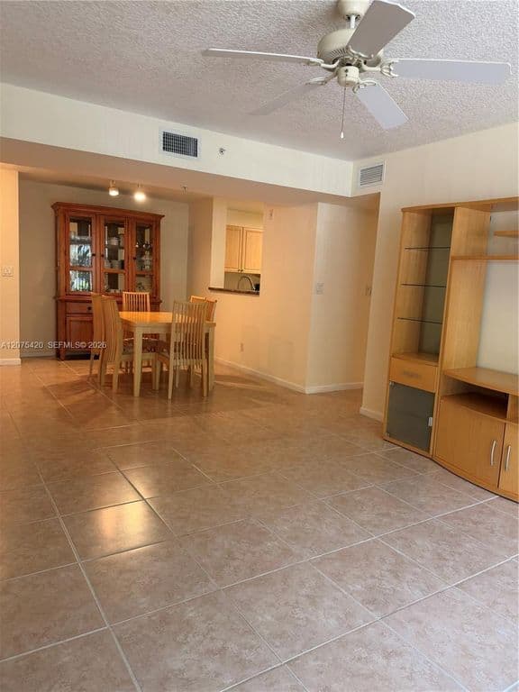 2-bedroom Condo — 619 E Sheridan St APT 105
