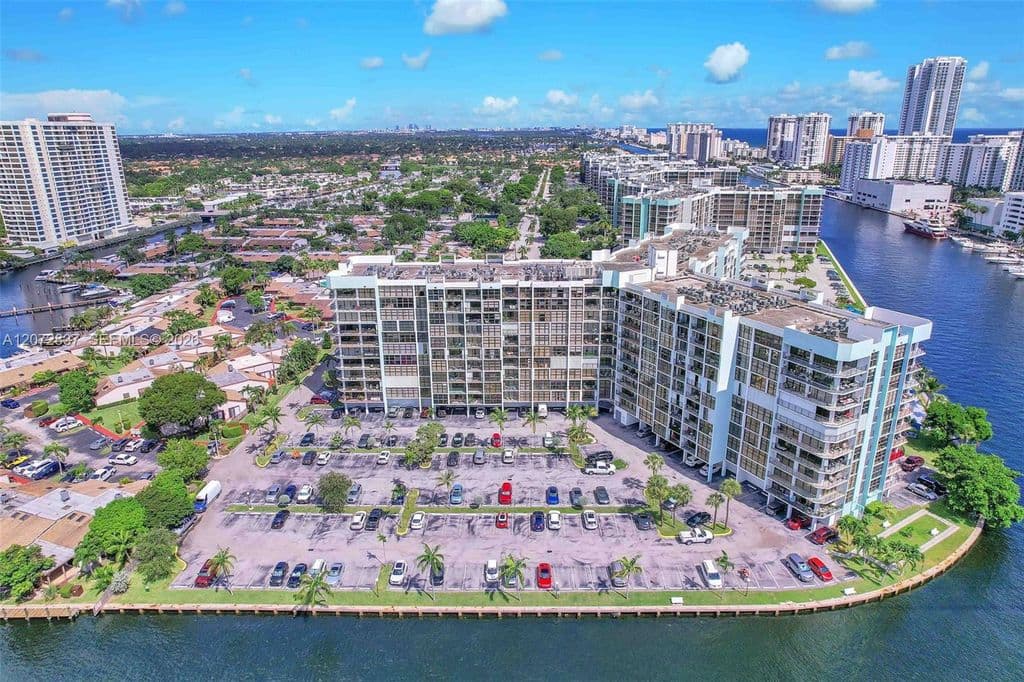 2-bedroom Condo — 200 Leslie Dr APT 818