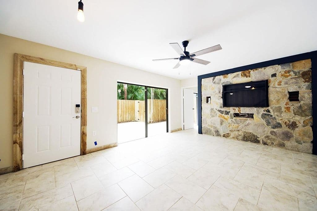 3+1 Condo — 1700 Embassy Drive Apt 402