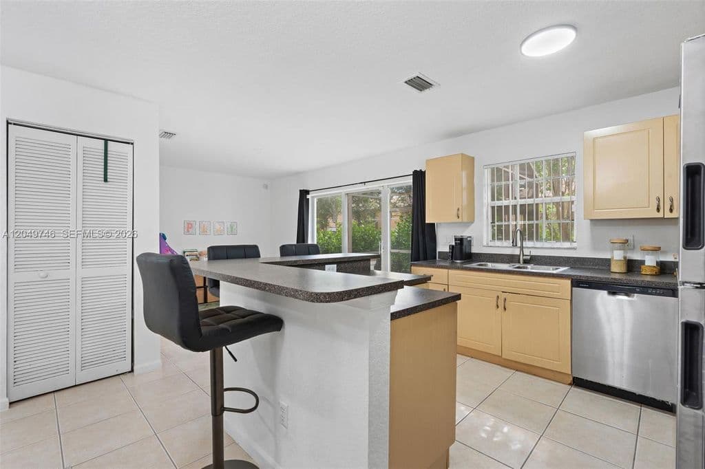 3+1 Mülk — 2303 SW 87th Ter