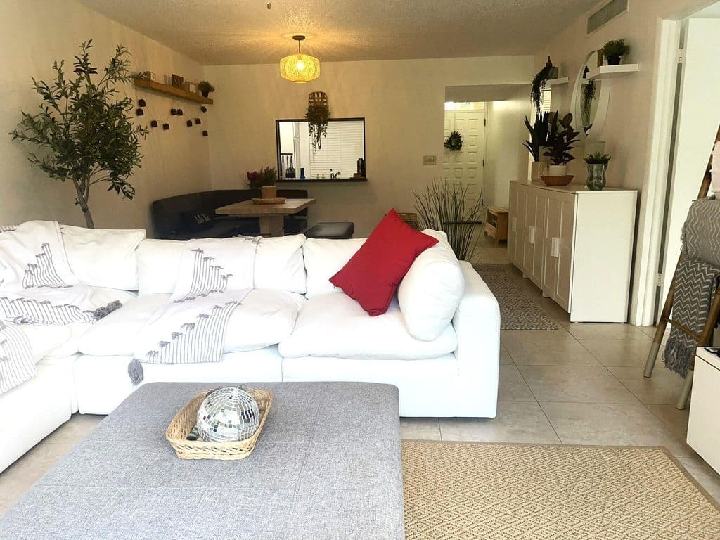 2+1 Condo — 2500 Presidential Way #106