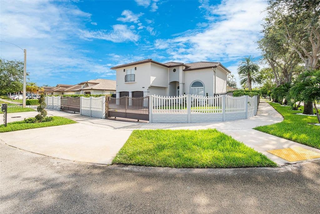 5-bedroom Single-Family Home — 1385 SW 143rd Ct