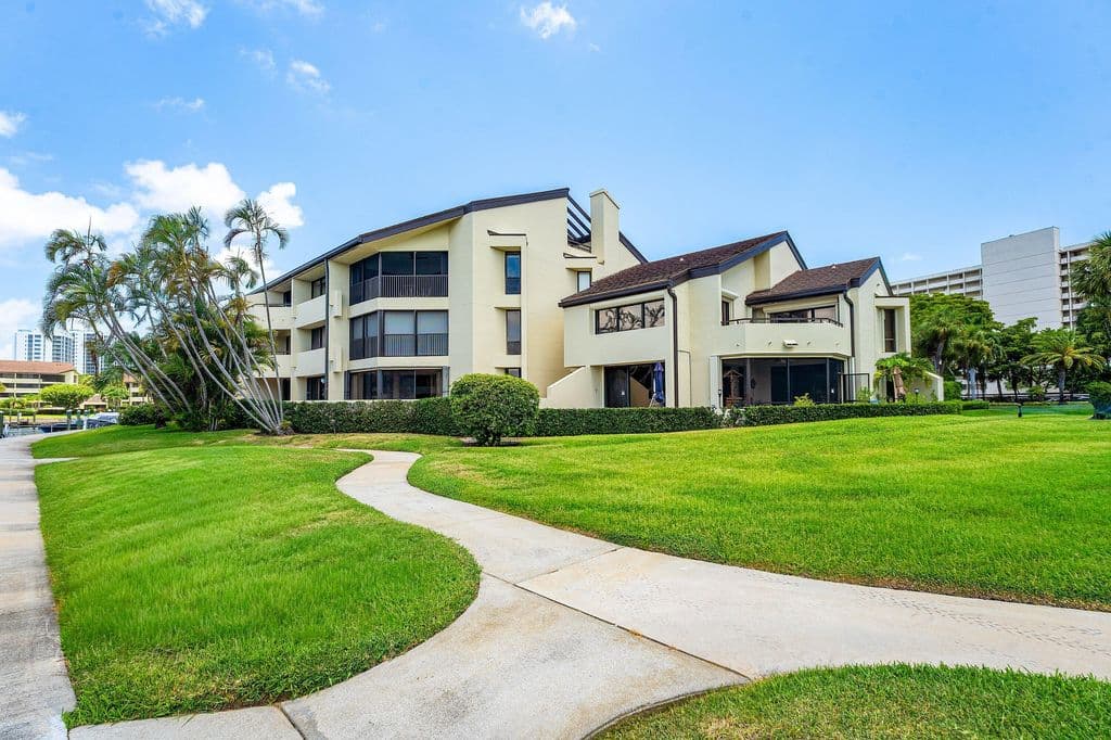 3+1 Condo — 1125 E Marine Way E #J3l