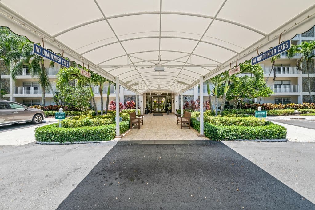2-bedroom Condo — 3510 Oaks Way #406